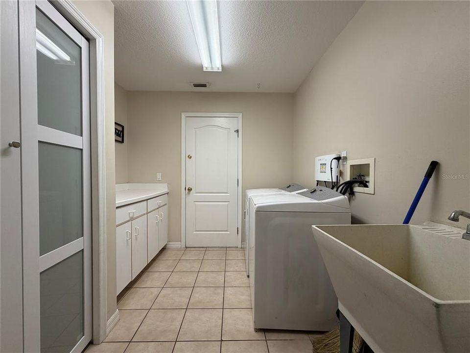 For Sale: $375,000 (3 beds, 3 baths, 2056 Square Feet)