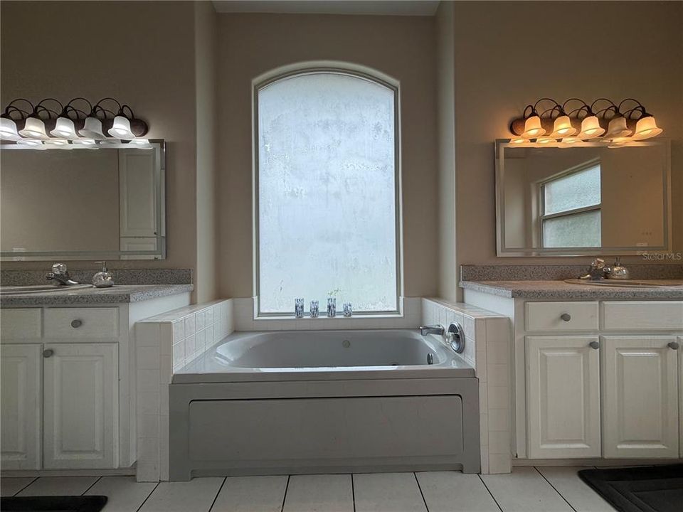 For Sale: $375,000 (3 beds, 3 baths, 2056 Square Feet)