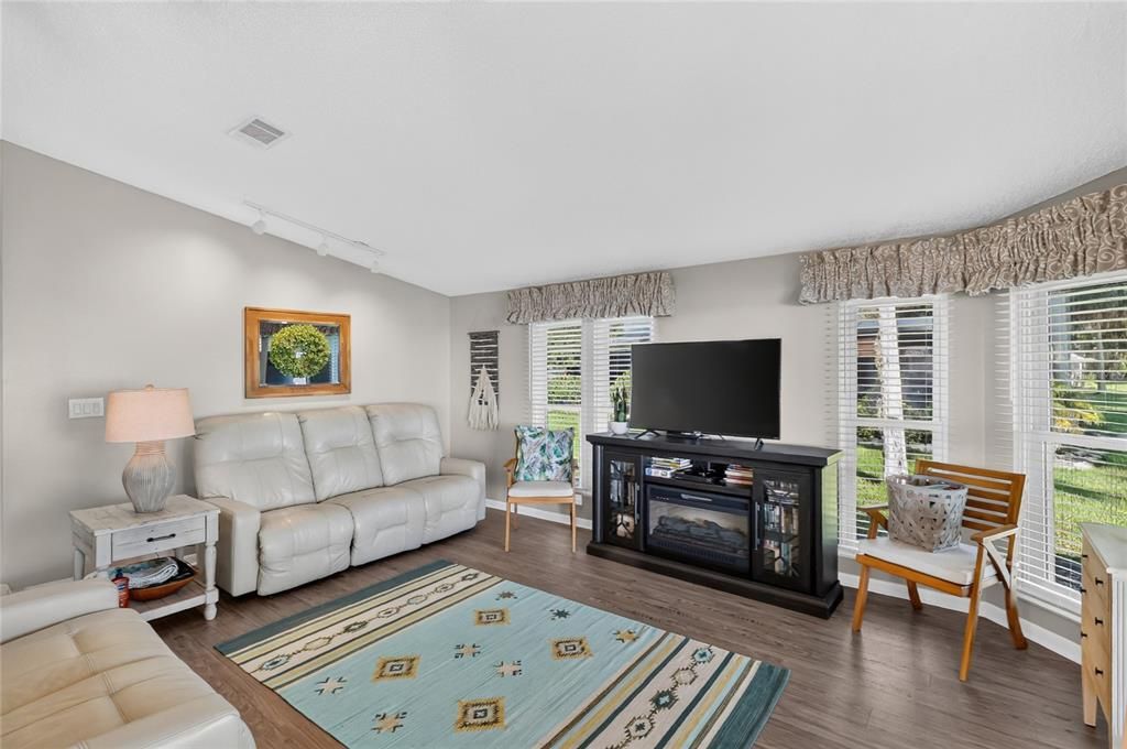For Sale: $429,000 (2 beds, 2 baths, 1456 Square Feet)