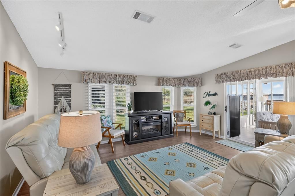 For Sale: $429,000 (2 beds, 2 baths, 1456 Square Feet)
