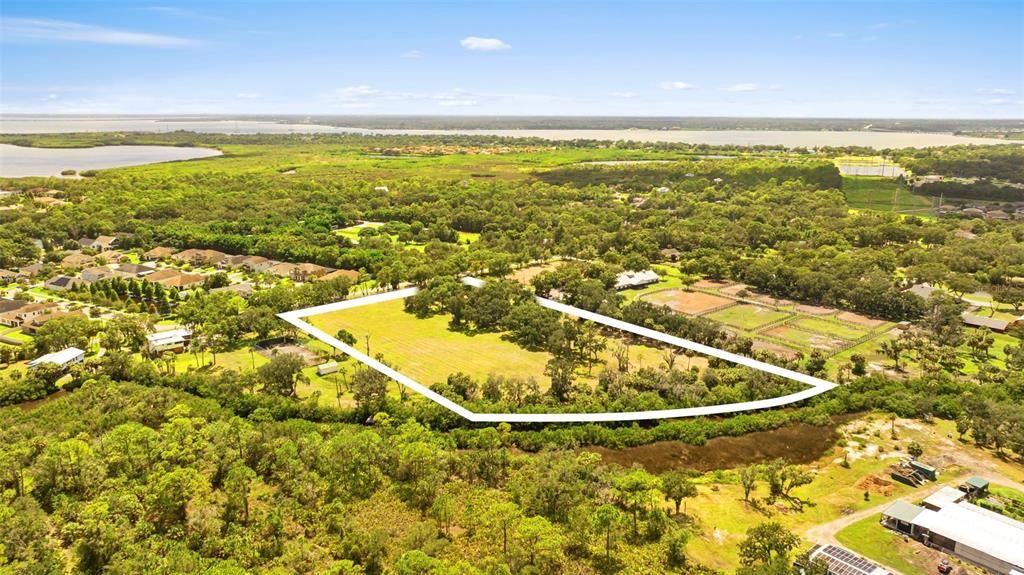 На продажу: $1,950,000 (7.34 acres)