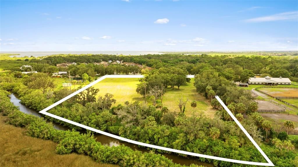На продажу: $1,950,000 (7.34 acres)