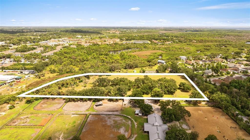 На продажу: $1,950,000 (7.34 acres)
