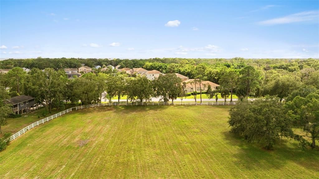 На продажу: $1,950,000 (7.34 acres)
