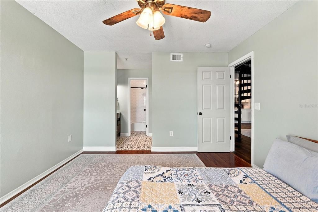 For Sale: $240,000 (2 beds, 2 baths, 1075 Square Feet)