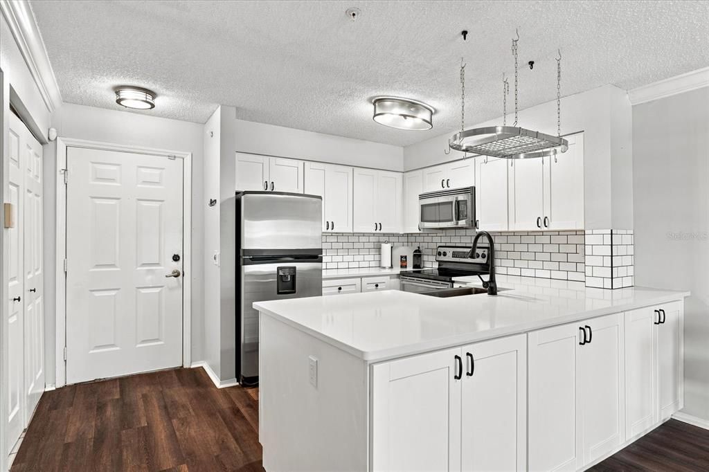 For Sale: $240,000 (2 beds, 2 baths, 1075 Square Feet)