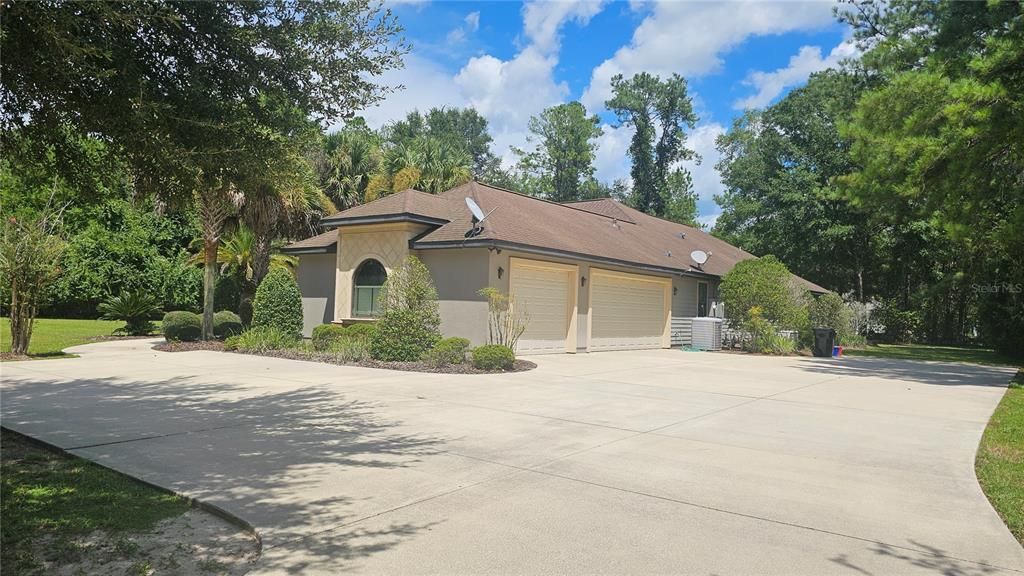 For Sale: $1,100,000 (4 beds, 4 baths, 3911 Square Feet)