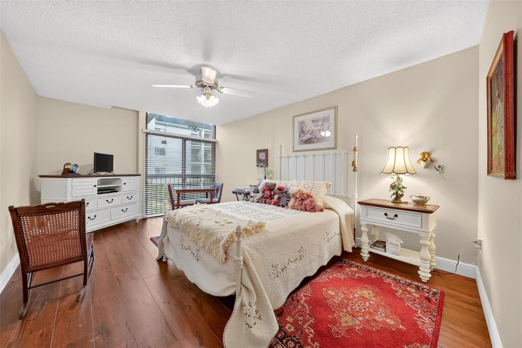 For Sale: $739,000 (2 beds, 2 baths, 1311 Square Feet)