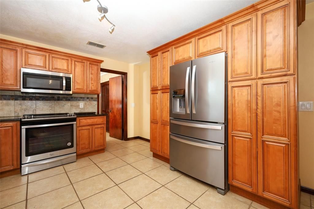 For Sale: $529,900 (4 beds, 2 baths, 2780 Square Feet)