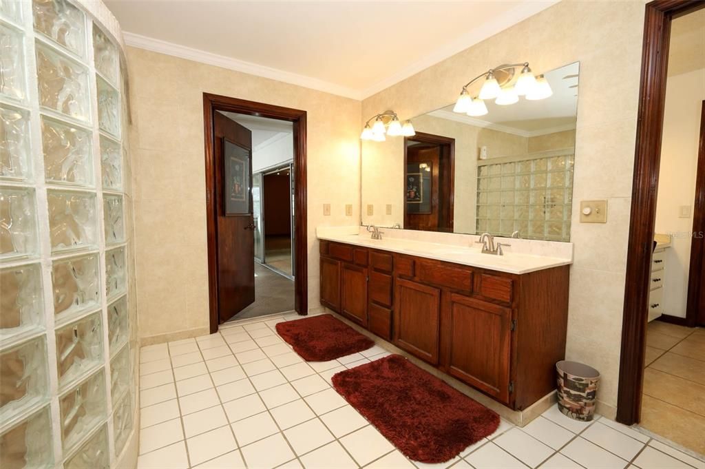 For Sale: $529,900 (4 beds, 2 baths, 2780 Square Feet)