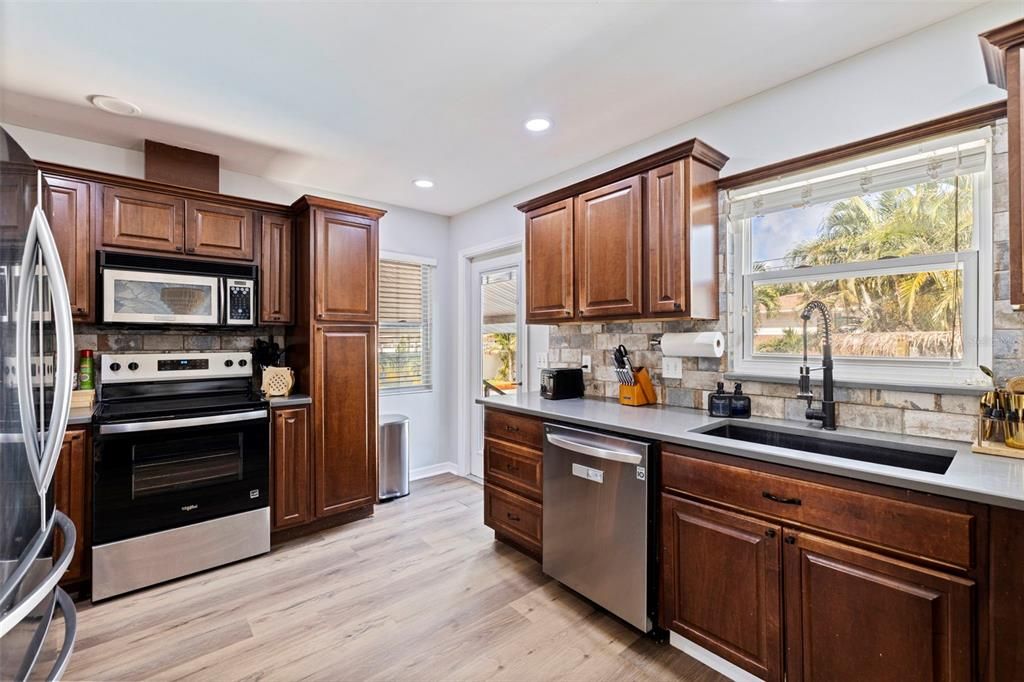 En Venta: $729,000 (4 camas, 3 baños, 2467 Pies cuadrados)