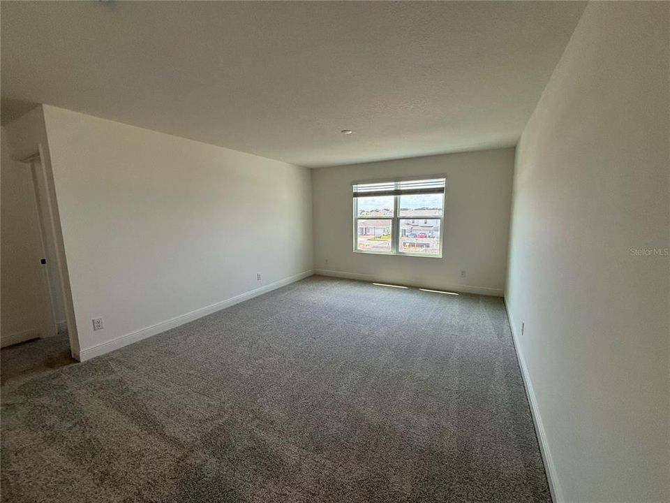 For Sale: $450,000 (4 beds, 2 baths, 2560 Square Feet)
