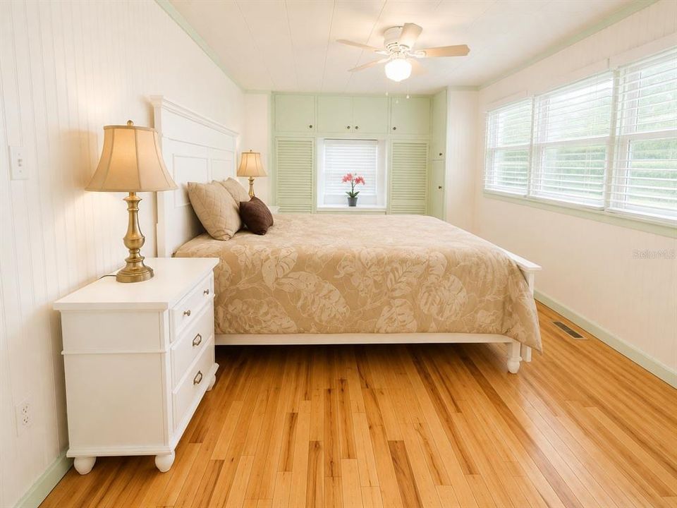 For Sale: $179,000 (2 beds, 1 baths, 920 Square Feet)