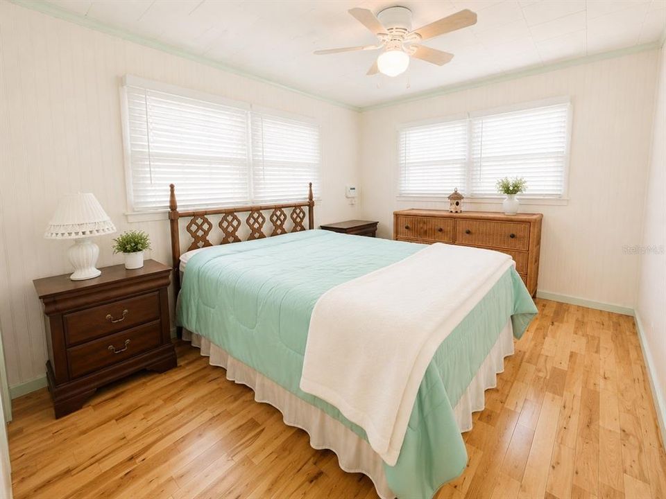 For Sale: $179,000 (2 beds, 1 baths, 920 Square Feet)