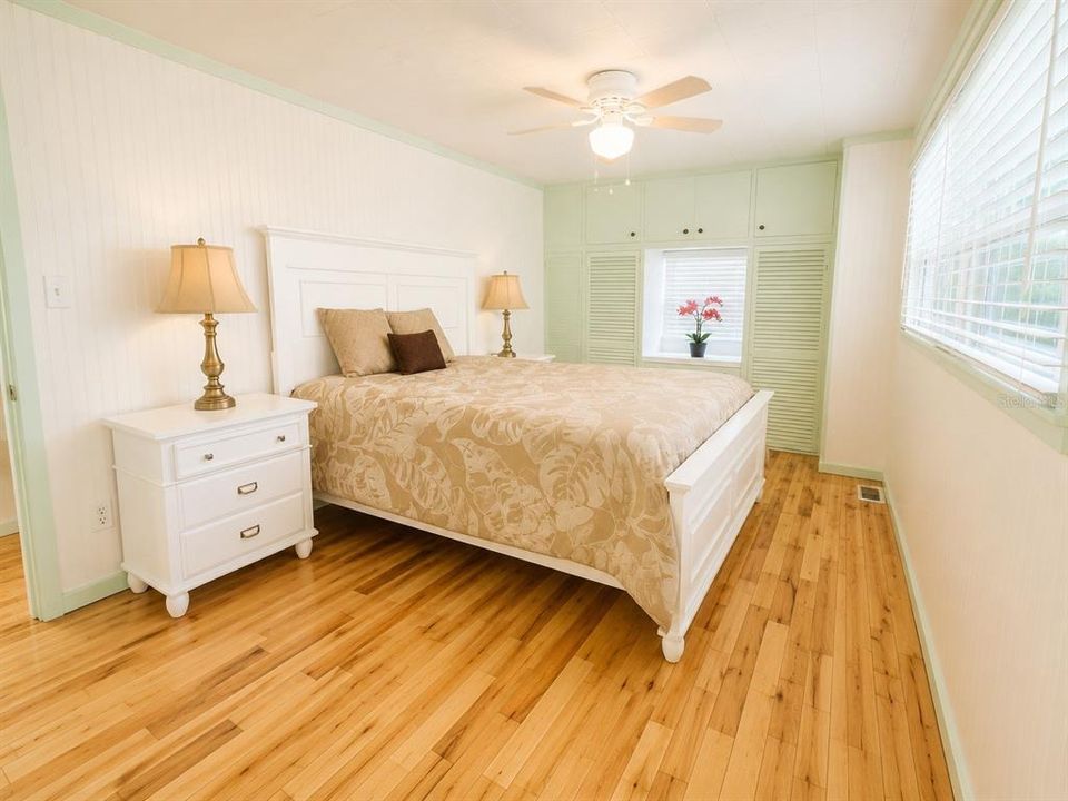 For Sale: $179,000 (2 beds, 1 baths, 920 Square Feet)