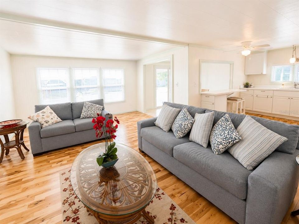 For Sale: $179,000 (2 beds, 1 baths, 920 Square Feet)