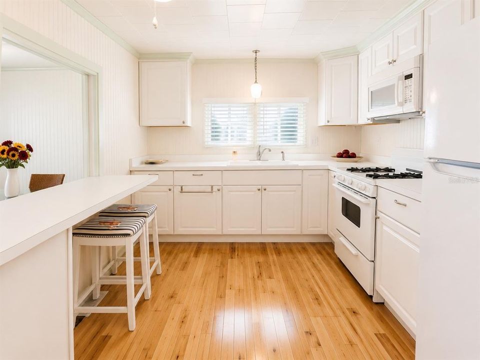 For Sale: $179,000 (2 beds, 1 baths, 920 Square Feet)
