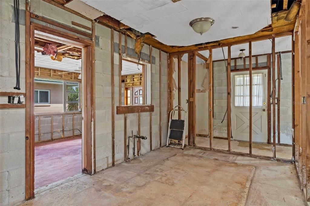 合同活跃: $239,000 (3 贝兹, 2 浴室, 1804 平方英尺)