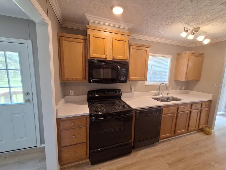 For Rent: $2,300 (3 beds, 2 baths, 1404 Square Feet)