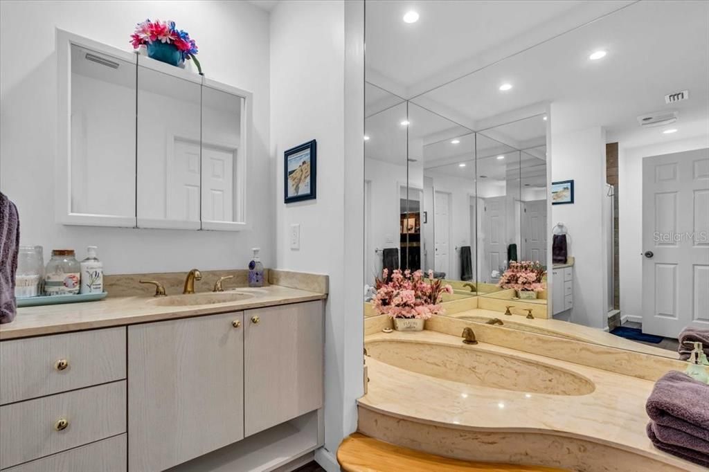 En Venta: $1,169,000 (3 camas, 3 baños, 3755 Pies cuadrados)