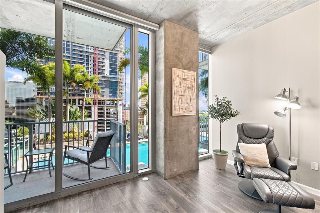 For Sale: $499,999 (1 beds, 1 baths, 846 Square Feet)