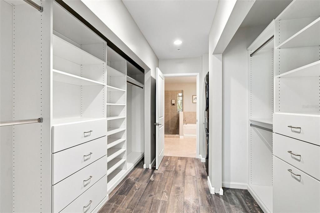For Sale: $499,999 (1 beds, 1 baths, 846 Square Feet)