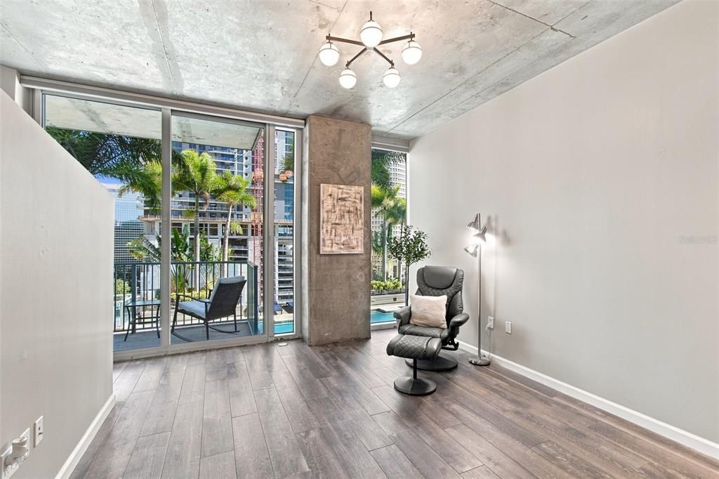 For Sale: $499,999 (1 beds, 1 baths, 846 Square Feet)