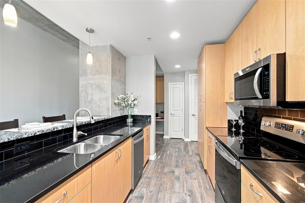 For Sale: $499,999 (1 beds, 1 baths, 846 Square Feet)