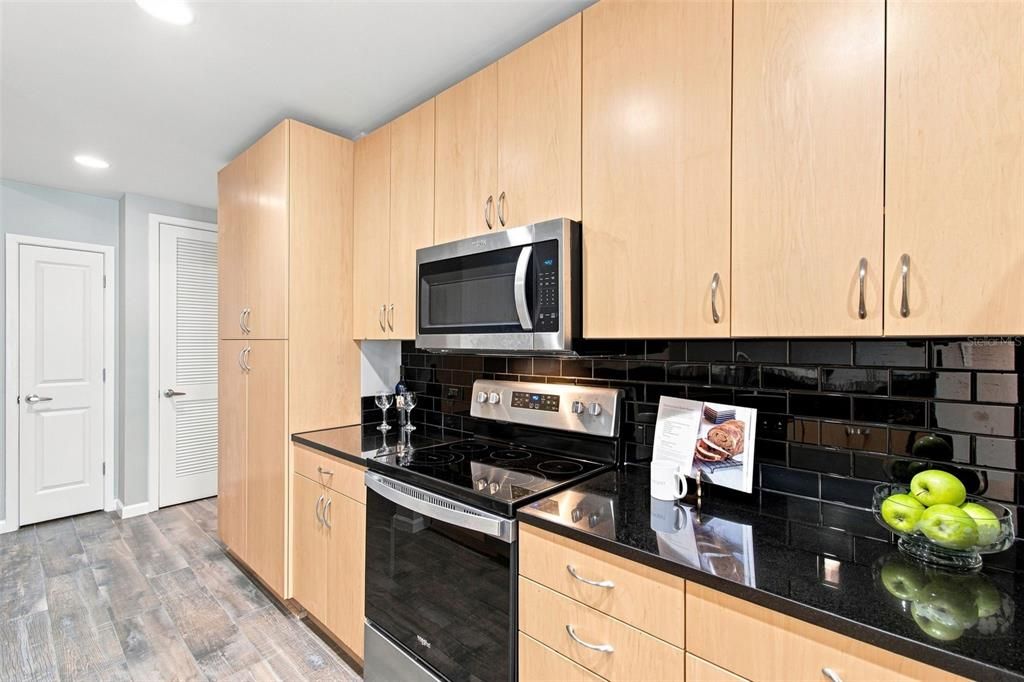 For Sale: $499,999 (1 beds, 1 baths, 846 Square Feet)