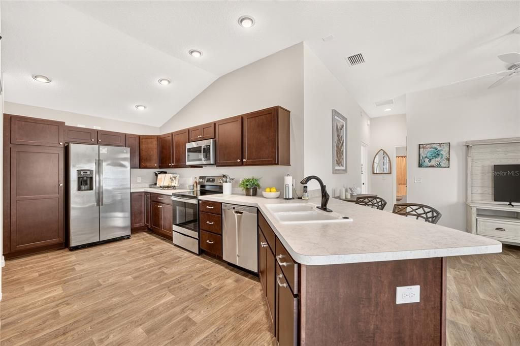 For Sale: $297,000 (2 beds, 2 baths, 1184 Square Feet)