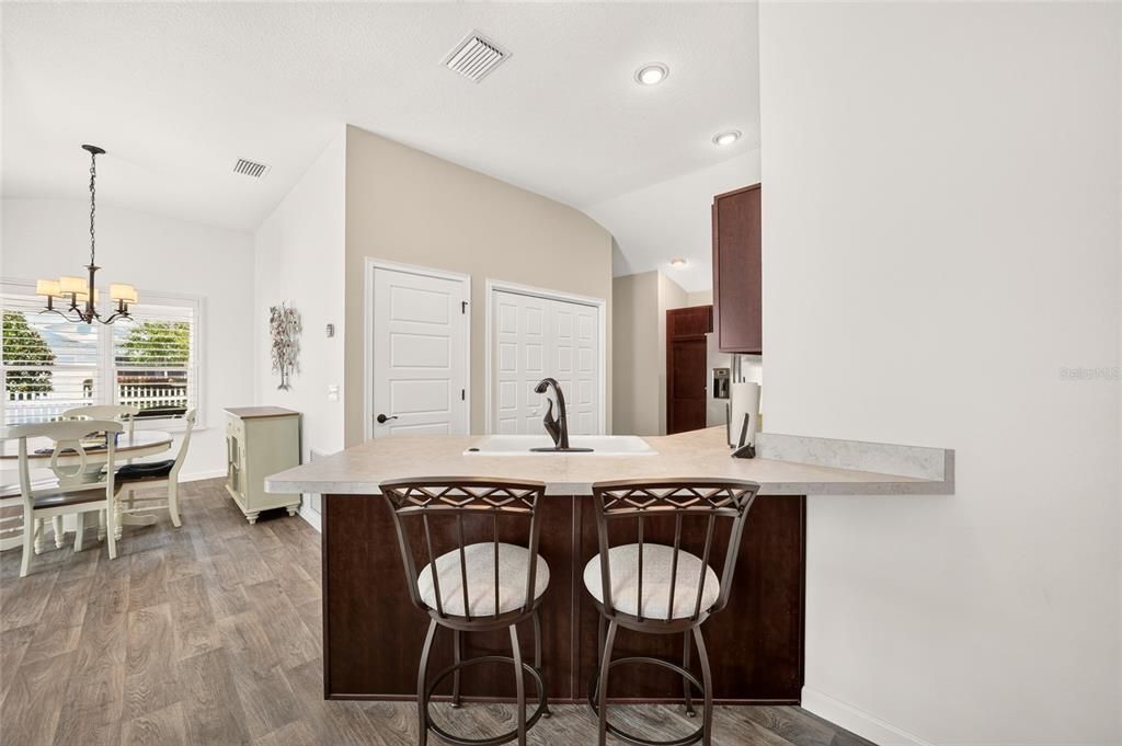 For Sale: $297,000 (2 beds, 2 baths, 1184 Square Feet)