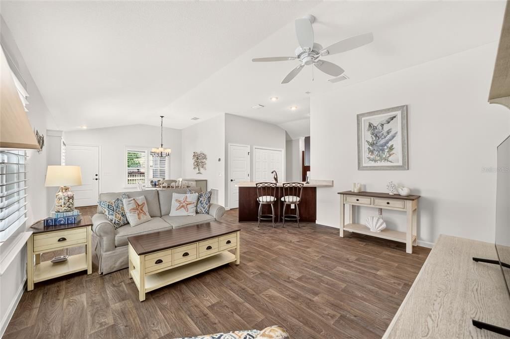 For Sale: $297,000 (2 beds, 2 baths, 1184 Square Feet)