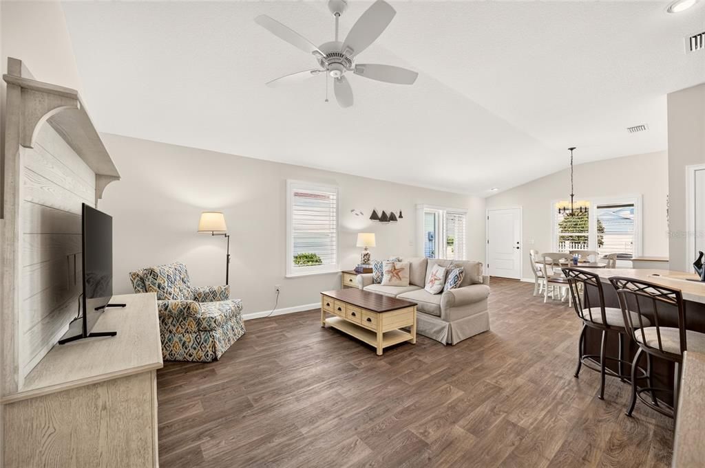 For Sale: $297,000 (2 beds, 2 baths, 1184 Square Feet)
