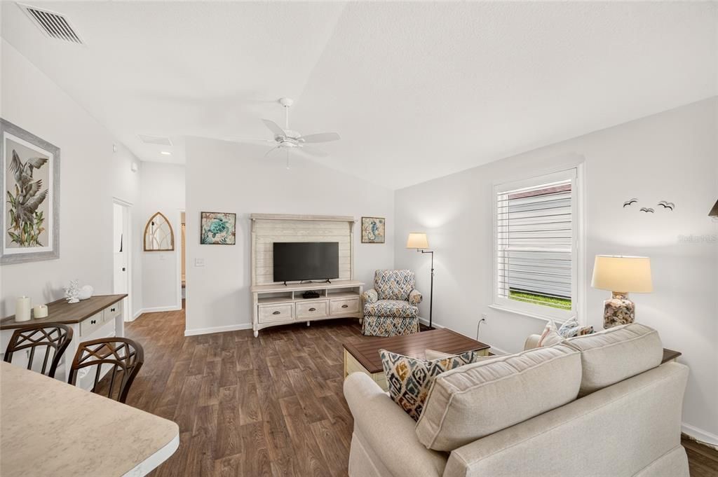 For Sale: $297,000 (2 beds, 2 baths, 1184 Square Feet)