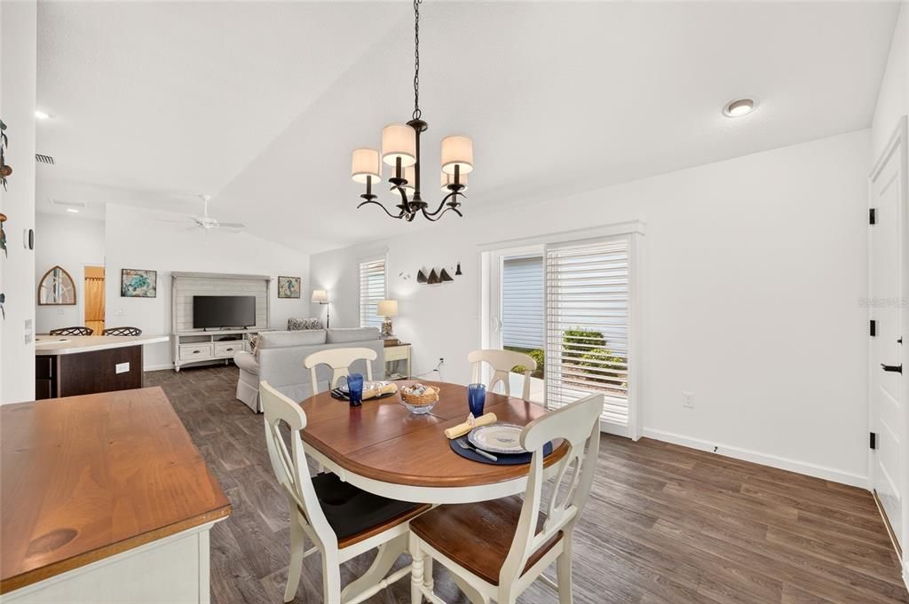 For Sale: $297,000 (2 beds, 2 baths, 1184 Square Feet)
