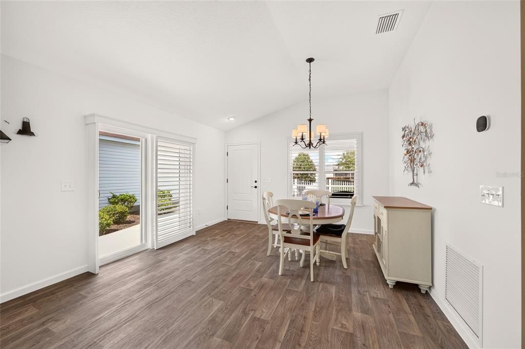 For Sale: $297,000 (2 beds, 2 baths, 1184 Square Feet)