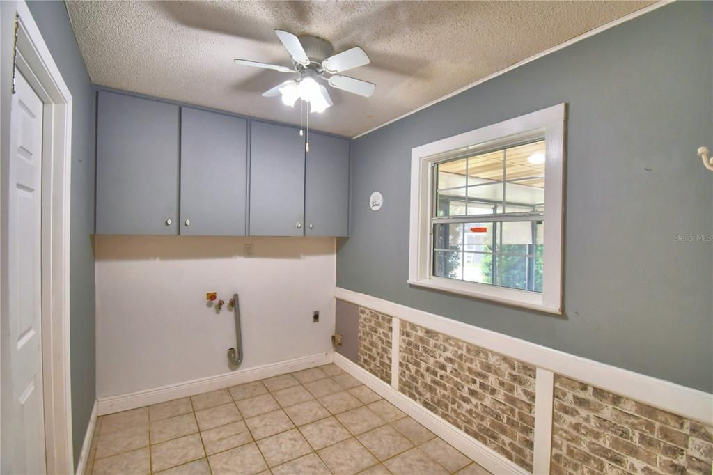 For Sale: $349,900 (3 beds, 2 baths, 1892 Square Feet)