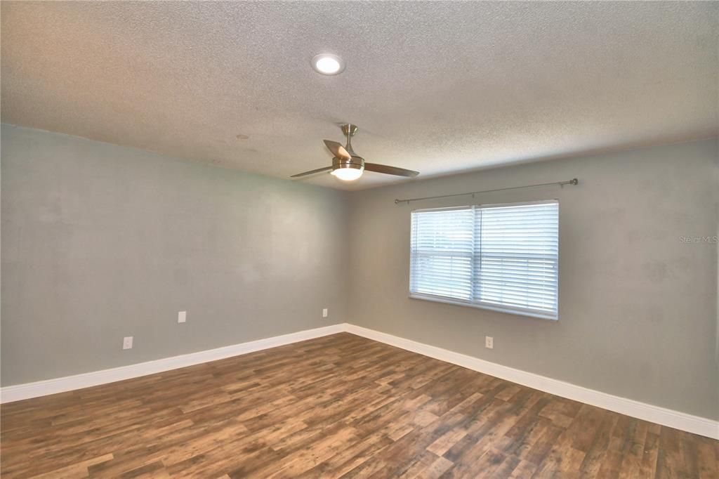 For Sale: $349,900 (3 beds, 2 baths, 1892 Square Feet)