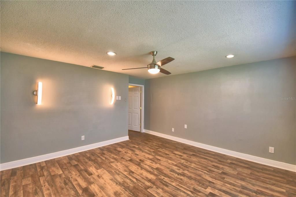 For Sale: $349,900 (3 beds, 2 baths, 1892 Square Feet)