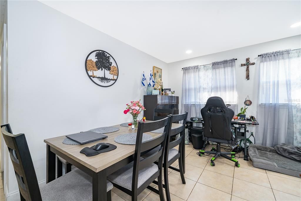 En Venta: $275,000 (4 camas, 2 baños, 1158 Pies cuadrados)