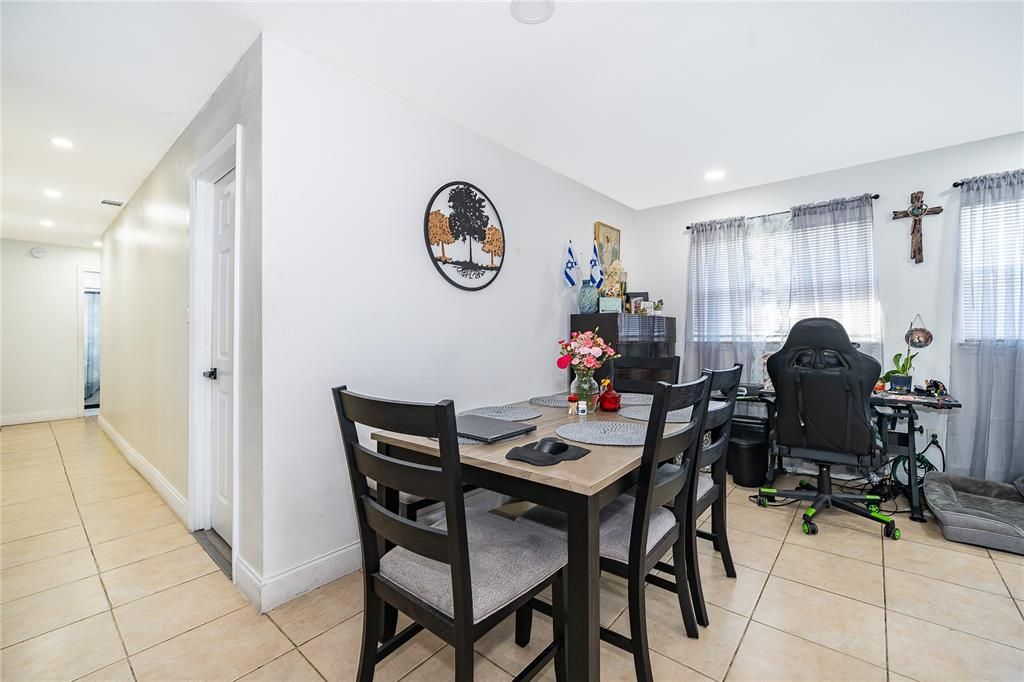 En Venta: $275,000 (4 camas, 2 baños, 1158 Pies cuadrados)