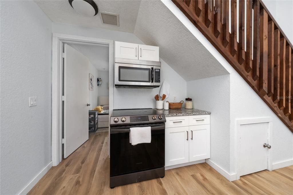 For Sale: $549,000 (2 beds, 1 baths, 1062 Square Feet)