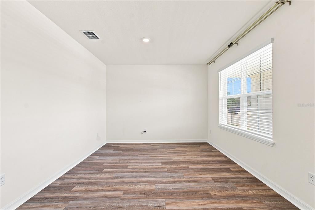 For Sale: $550,000 (5 beds, 3 baths, 2605 Square Feet)