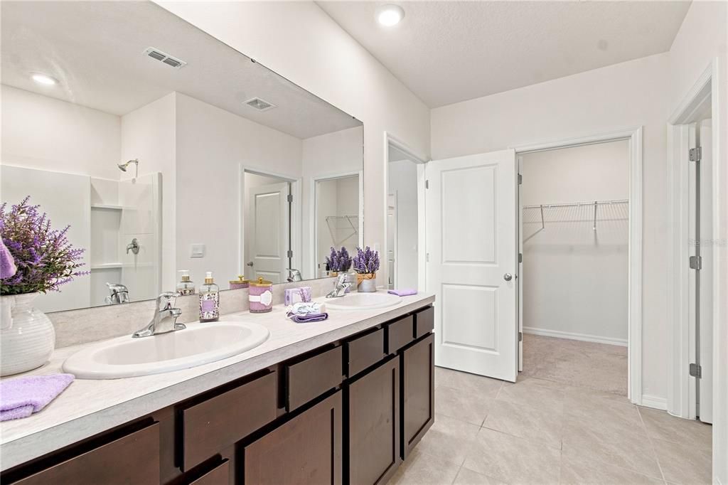 For Sale: $550,000 (5 beds, 3 baths, 2605 Square Feet)