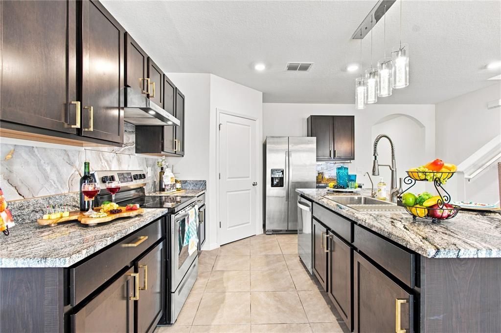 For Sale: $550,000 (5 beds, 3 baths, 2605 Square Feet)