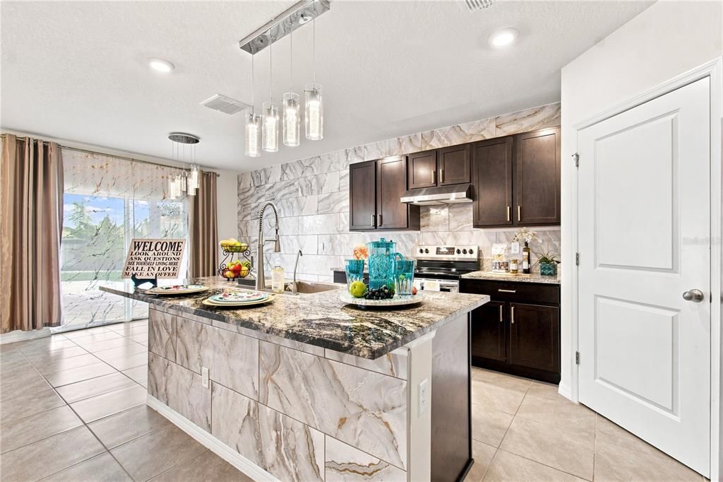For Sale: $550,000 (5 beds, 3 baths, 2605 Square Feet)