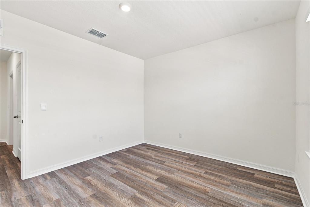 For Sale: $550,000 (5 beds, 3 baths, 2605 Square Feet)