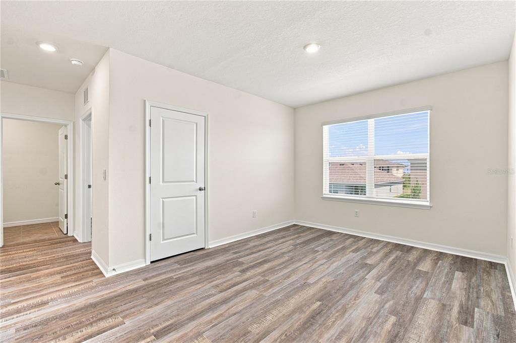 For Sale: $550,000 (5 beds, 3 baths, 2605 Square Feet)