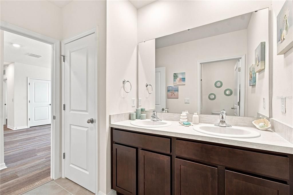For Sale: $550,000 (5 beds, 3 baths, 2605 Square Feet)