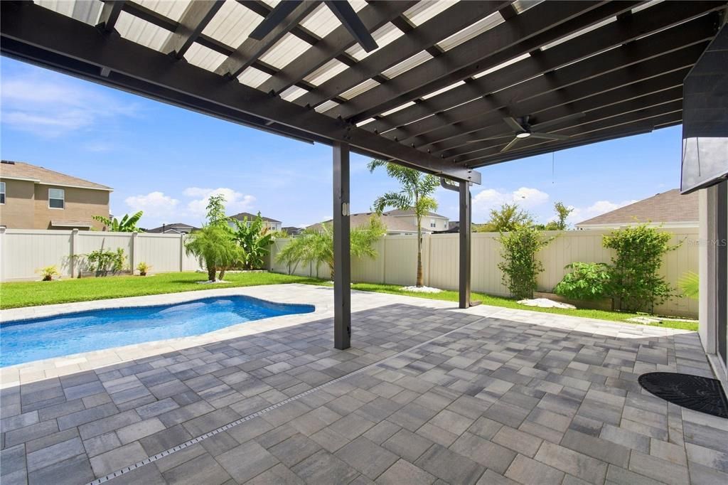 For Sale: $550,000 (5 beds, 3 baths, 2605 Square Feet)